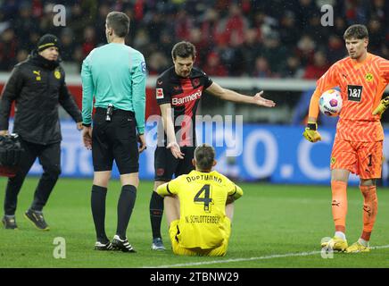 Leverkusen, Deutschland. Dezember 2023. firo: 03.12.2023 Fußball, Fußball, 1.Bundesliga 1. Liga Bayer Leverkusen - BVB Borussia Dortmund 1:1 von links nach rechts: Schiedsrichter Daniel Siebert (Deutschland) Jonas Hofmann fordert Nico Schlotterbeck Geste Kredit: dpa/Alamy Live News Stockfoto