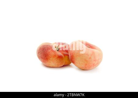 Zwei reife chinesische flache Pfirsichfrüchte oder saturn-Pfirsiche mit weichem Schatten isoliert auf weißem Hintergrund mit Schnittpfad. Stockfoto