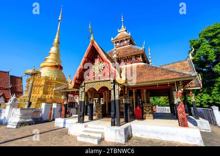 Lampang, Thailand - 3. Dezember 2023: Wat Pongsanuk Nua (auch Pong Sanuk oder Pong Sanook geschrieben), ein 500 Jahre alter Tempelplatz mit Gebäuden in einer Mischung Stockfoto