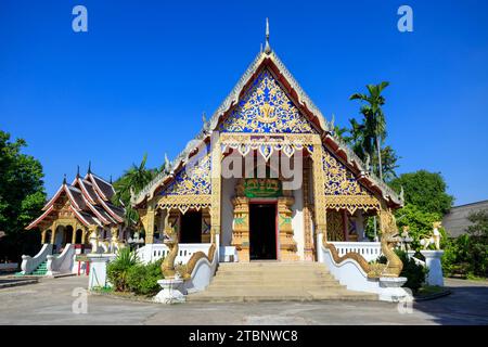 Lampang, Thailand - 3. Dezember 2023: Wat Pongsanuk Nua (auch Pong Sanuk oder Pong Sanook geschrieben), ein 500 Jahre alter Tempelplatz mit Gebäuden in einer Mischung Stockfoto