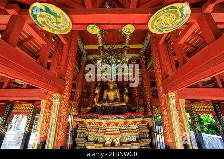 Lampang, Thailand - 3. Dezember 2023: Wat Pongsanuk Nua (auch Pong Sanuk oder Pong Sanook geschrieben), ein 500 Jahre alter Tempelplatz mit Gebäuden in einer Mischung Stockfoto