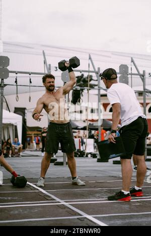 CrossFit-Wettkampf für Herren. Ein Mann hebt eine Hantel. Stockfoto