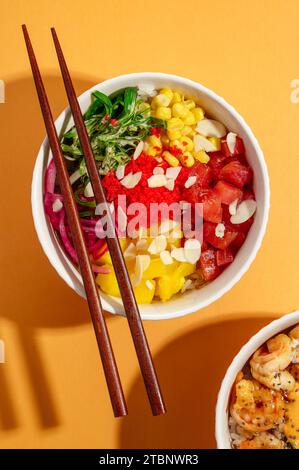 Hawaiianische Thunfisch-Poke-Schüssel mit Reis Stockfoto