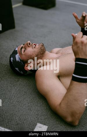 CrossFit-Wettbewerb für Damen. Frau mit Kurzhanteln. Stockfoto