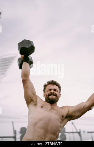 CrossFit-Wettkampf für Herren. Ein Mann hebt eine Hantel. Stockfoto