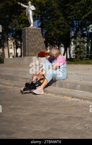 Frauen mittleren Alters Rollschuhlaufen in der Stadt. Unterhaltung mittleren Alters. Stockfoto