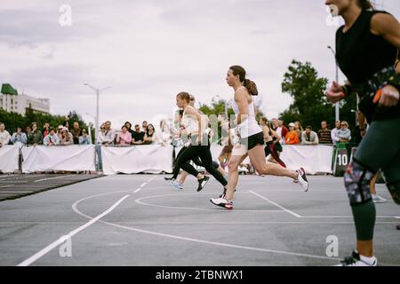 CrossFit-Wettbewerb für Damen. Frau mit Kurzhanteln. Stockfoto