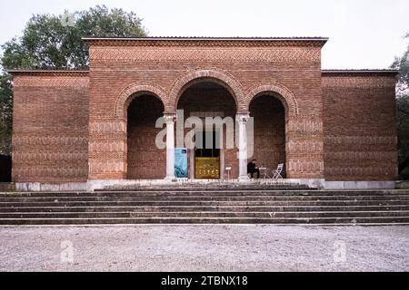 Venedig, Italien. November 2023. Vorderansicht des griechischen Pavillons bei der 18. Internationalen Architekturausstellung Venedig Biennale in Giardini in Venedig, Italien. (Foto: Alberto Gardin/SOPA Images/SIPA USA) Credit: SIPA USA/Alamy Live News Stockfoto