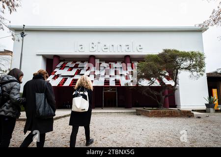 Venedig, Italien. November 2023. Menschen, die vor dem zentralen Pavillon auf der 18. Internationalen Architekturausstellung Venedig Biennale in Giardini in Venedig, Italien, spazieren gehen. (Foto: Alberto Gardin/SOPA Images/SIPA USA) Credit: SIPA USA/Alamy Live News Stockfoto