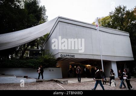 Venedig, Italien. November 2023. Ein allgemeiner Blick auf den japanischen Pavillon bei der 18. Internationalen Architekturausstellung Venedig Biennale in Giardini in Venedig, Italien. (Foto: Alberto Gardin/SOPA Images/SIPA USA) Credit: SIPA USA/Alamy Live News Stockfoto