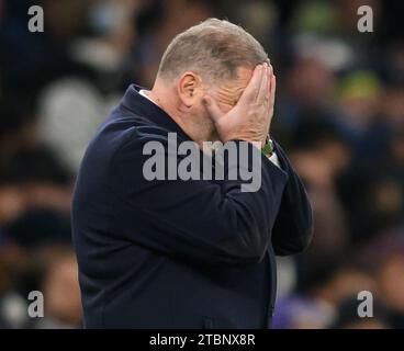 London, Großbritannien. Dezember 2023 - Tottenham Hotspur gegen West Ham United - Premier League - Tottenham Hotspur Stadium. Tottenham-Manager Ange Postecoglou während des Premier League-Spiels gegen West Ham. Bildnachweis: Mark Pain / Alamy Live News Stockfoto