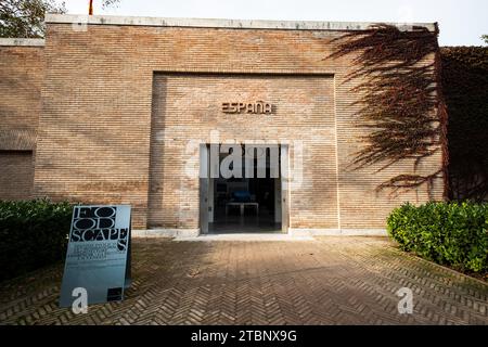 Venedig, Italien. November 2023. Vorderansicht des spanischen Pavillons bei der 18. Internationalen Architekturausstellung Venedig Biennale in Giardini in Venedig, Italien. (Foto: Alberto Gardin/SOPA Images/SIPA USA) Credit: SIPA USA/Alamy Live News Stockfoto