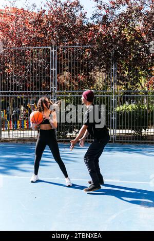 Zwei Freunde spielen Basketball auf einem Platz Stockfoto