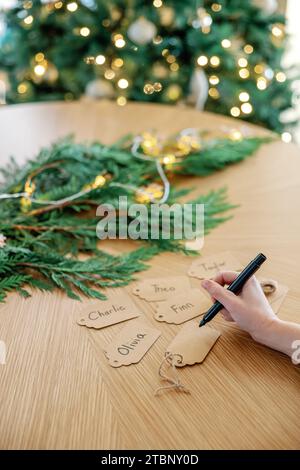 Personalisierte Geschenkanhänger mit Weihnachtsbaumkulisse Stockfoto