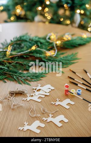 Weihnachtsartikel, geschmückte Baumkulisse Stockfoto