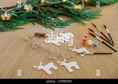 Bastelwerkzeuge für DIY-Rentier-Ornamente auf festlichem Tisch Stockfoto