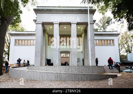 Venedig, Italien. November 2023. Vorderansicht des deutschen Pavillons bei der 18. Internationalen Architekturausstellung Venedig Biennale in Giardini in Venedig, Italien. (Credit Image: © Alberto Gardin/SOPA Images via ZUMA Press Wire) NUR REDAKTIONELLE VERWENDUNG! Nicht für kommerzielle ZWECKE! Stockfoto