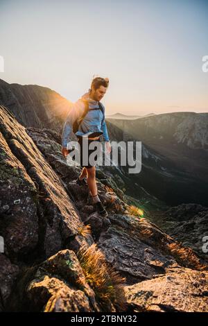 Männliche Wanderer spazieren auf einem schmalen steilen Pfad auf Katahdin, Maine Stockfoto