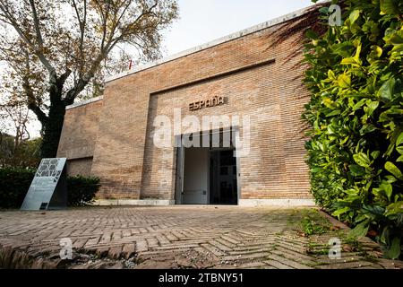 Venedig, Italien. November 2023. Ein allgemeiner Blick auf den spanischen Pavillon bei der 18. Internationalen Architekturausstellung Venedig Biennale in Giardini in Venedig, Italien. (Credit Image: © Alberto Gardin/SOPA Images via ZUMA Press Wire) NUR REDAKTIONELLE VERWENDUNG! Nicht für kommerzielle ZWECKE! Stockfoto