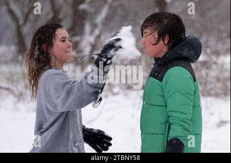 Junge, der gerade Schneebälle ins Gesicht von Bruder zerschmettert Stockfoto