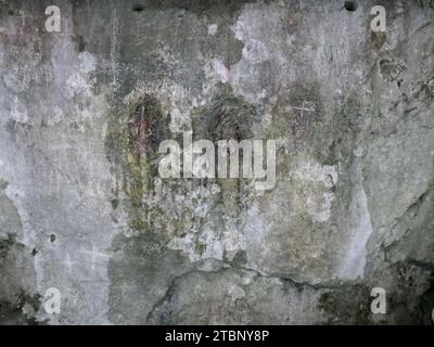 St. Gilgen, Österreich. 30. August 2023. An der höchsten Stelle der Kreuzung am Falkenstein befinden sich drei Einbuchtungen im Fels, Schilder im Stein, die auf die St. zurückgehen sollen Wolfgang und um die herum eine Kapelle gebaut wurde, auf dem Wallfahrtsweg über den Falkenstein am Wolfgangsee im Salzkammergut in Österreich. Das Salzkammergut ist Kulturhauptstadt 2024. Quelle: Beate Schleep/dpa/Alamy Live News Stockfoto