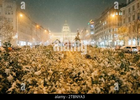 Weihnachtsmarkt auf dem Wenzelsplatz in Prag, schneebedeckt Stockfoto