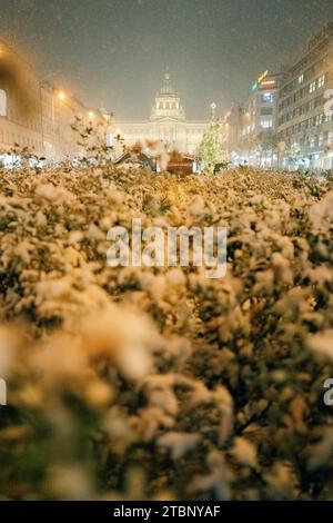 Weihnachtsmarkt auf dem Wenzelsplatz in Prag, schneebedeckt Stockfoto