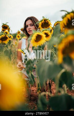 Porträt einer schönen kaukasischen Frau unter Blumen. Stockfoto