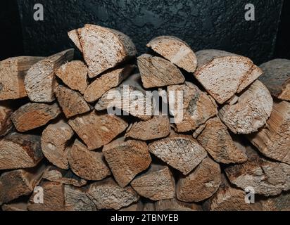 Nahaufnahme von gestapeltem Holz im Kamin Stockfoto