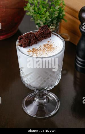 Warmer Weihnachtscocktail in einem Glas Stockfoto
