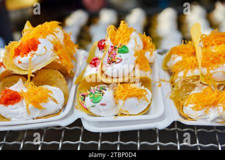 Thailändischer knuspriger Pfannkuchen oder Kanom Buang beim Street Food Stockfoto