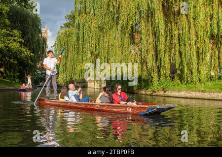 Punting auf dem Fluss Cam in der Universitätsstadt Cambridge, Cambridgeshire, England. Herbst (September) 2023. Stockfoto