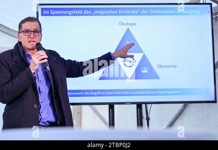 Hamburg, Deutschland. Dezember 2023. Ingo Hannemann, Geschäftsführer von Hamburg Wasser, präsentiert auf einer Pressekonferenz den jährlichen Wasserbericht 2023. Wie haben sich Niederschläge, Grundwasserstände und Verbrauchszahlen in Hamburg entwickelt? Das Stadtwerk Hamburg Wasser beantwortet diese Fragen einmal im Jahr, wenn ein hydrologisches Jahr (von November bis Oktober) zu Ende gegangen ist Am Freitag (10,00 Uhr) ist es wieder soweit. Hamburg Wasser Chef Ingo Hannemann wird auch einen Blick auf Underground werfen Credit: Christian Charisius/dpa/Alamy Live News Stockfoto