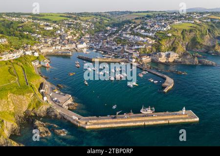 Aus der Vogelperspektive auf den Hafen von Mevagissey an einem sonnigen Sommermorgen, Cornwall, England. Sommer (Juni) 2022. Stockfoto