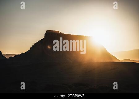 Sonnenuntergang hinter einer Mesa in der Wüste von Utah Stockfoto