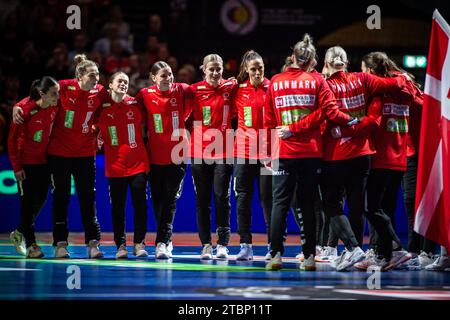 Herning, Dänemark. Dezember 2023. Die dänischen Spieler stellen sich für das Spiel der IHF Handball-Weltmeisterschaft 2023 zwischen Dänemark und Japan in der Jyske Bank Boxen in Herning an. (Foto: Gonzales Photo/Alamy Live News Stockfoto