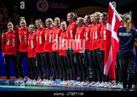 Herning, Dänemark. Dezember 2023. Die dänischen Spieler stellen sich für das Spiel der IHF Handball-Weltmeisterschaft 2023 zwischen Dänemark und Japan in der Jyske Bank Boxen in Herning an. (Foto: Gonzales Photo/Alamy Live News Stockfoto