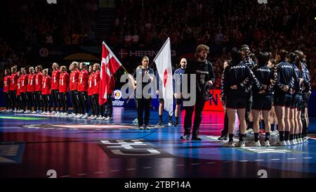 Herning, Dänemark. Dezember 2023. Die Spieler der beiden Teams stellen sich für das Spiel der IHF Handball-Weltmeisterschaft 2023 zwischen Dänemark und Japan in der Jyske Bank Boxen in Herning an. (Foto: Gonzales Photo/Alamy Live News Stockfoto