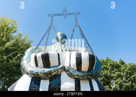 Capalbio, Italien-11. august 2020: Besuch des farbenfrohen Tarotgartens von Capalbio an einem sonnigen Tag. Der Tarot Garden ist ein Skulpturengarten, der auf der eso basiert Stockfoto