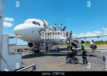 Passagiere, die von einem Virgin Australia Flug auf Cocos (Keeling) Islands, Australien, aussteigen Stockfoto