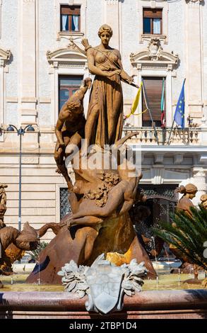 Syrakus, Sizilien, Italien - 16. Februar 2023: Diana-Brunnen und Arethusa mit Alpheus-Denkmal von Giulio Moschetti auf der Piazza Archimede Stockfoto