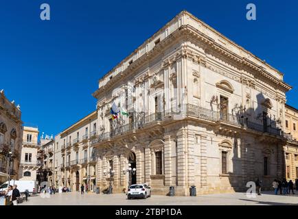 Syrakus, Sizilien, Italien - 16. Februar 2023: Rathaus der Gemeinde Palazzo del Vermexio Municipio auf der Piazza Duomo auf der antiken Insel Ortigia Stockfoto