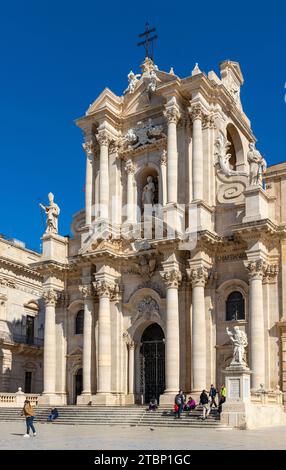 Syrakus, Sizilien, Italien - 16. Februar 2023: Geburtskirche der Heiligen Maria auf dem Piazza Duomo auf der antiken Insel Ortigia in der historischen Altstadt Stockfoto