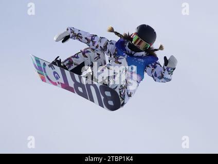 Zhangjiakou, chinesische Provinz Hebei. Dezember 2023. Liu Jiayu aus China tritt am 8. Dezember 2023 beim Finale der Damen-Halfpipe bei der FIS Snowboard World Cup in Zhangjiakou, nordchinesischer Provinz Hebei, an. Quelle: Yang Shiyao/Xinhua/Alamy Live News Stockfoto