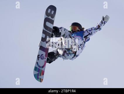 Zhangjiakou, chinesische Provinz Hebei. Dezember 2023. Liu Jiayu aus China tritt am 8. Dezember 2023 beim Finale der Damen-Halfpipe bei der FIS Snowboard World Cup in Zhangjiakou, nordchinesischer Provinz Hebei, an. Quelle: Yang Shiyao/Xinhua/Alamy Live News Stockfoto