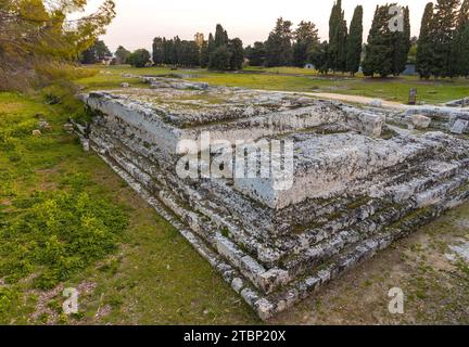 Syrakus, Sizilien, Italien - 16. Februar 2023: Archäologischer Park von Neapolis mit antiken Ruinen mit Latomie del Paradiso, römisches Amphitheater Stockfoto