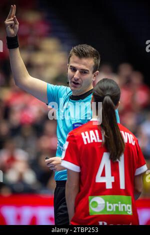 Herning, Dänemark. Dezember 2023. Schiedsrichter Yann Carmaux war beim Spiel der IHF Handball-Weltmeisterschaft 2023 zwischen Dänemark und Japan bei Jyske Bank Boxen in Herning zu sehen. (Foto: Gonzales Photo/Alamy Live News Stockfoto