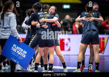 Herning, Dänemark. Dezember 2023. Die japanischen Spieler feiern den Sieg nach dem Spiel der IHF Handball-Weltmeisterschaft 2023 zwischen Dänemark und Japan in der Jyske Bank Boxen in Herning. (Foto: Gonzales Photo/Alamy Live News Stockfoto