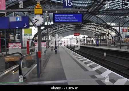 Berlin, Deutschland. Dezember 2023. Streik von Triebfahrzeugführern der Deutschen Bahn, tausende Zugausfälle im Bahnverkehr in ganz Deutschland. Bild des Berliner Hauptbahnhofs in Berlin, Deutschland, 8. Dezember 2023. Quelle: Zapotocky Ales/CTK Photo/Alamy Live News Stockfoto