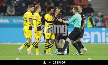 Leverkusen, Deutschland. Dezember 2023. firo: 03.12.2023 Fußball, Fußball, 1.Bundesliga 1. Liga Bayer Leverkusen - BVB Borussia Dortmund 1:1 Karim Adeyemi, BVB mit Jeremie Frimpong Bayer Scuffle Schiedsrichter Daniel Siebert (Deutschland) Credit: dpa/Alamy Live News Stockfoto
